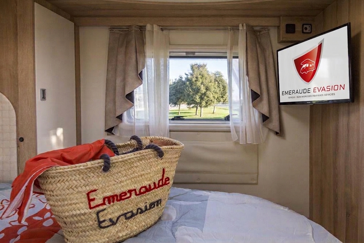 Photo illustration d'un lit central avec un panier en osier