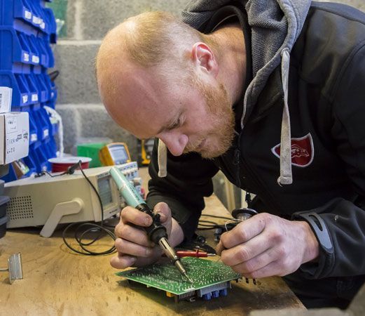 Soudure d'un composant électrique de camping-car