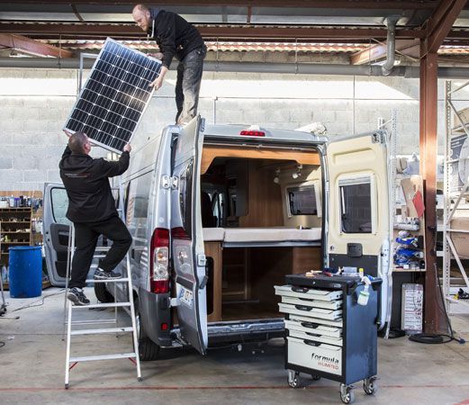 Installation dans l'atelier, d'un panneau photovoltaïque sur un fourgon  