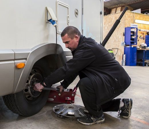 changement d'un pneu dans l'atelier Emeraude Evasion 