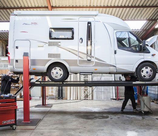 réparation en atelier de la carrosserie du camping-car Hobby